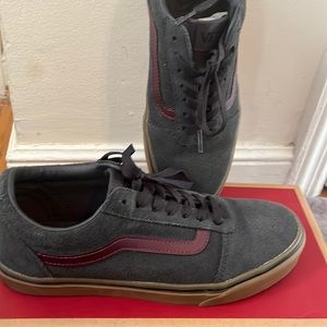 Men’s size 9 vans. Only worn 4 times and still the original box with paper!